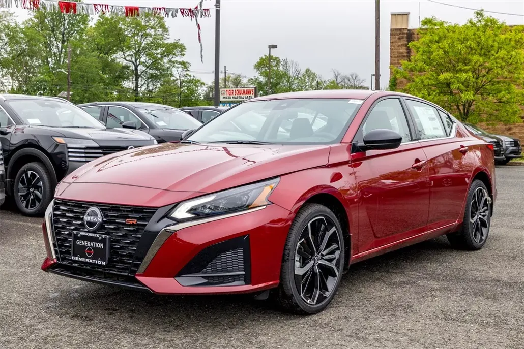 2025 Nissan Altima SR photo 1