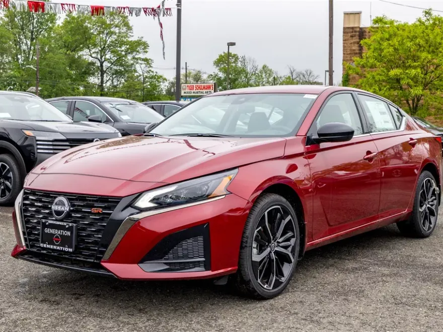 2025 Nissan Altima SR photo 1