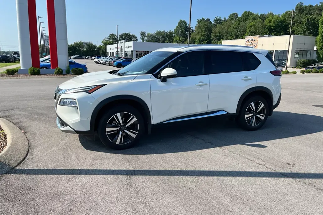 2023 Nissan Rogue Platinum photo 1