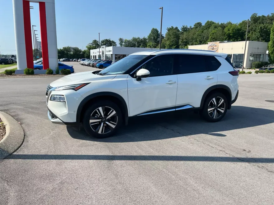 2023 Nissan Rogue Platinum photo 1