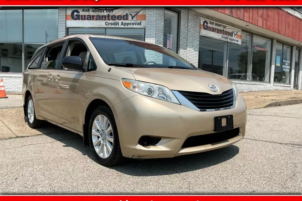 2011 Toyota Sienna LE photo 1