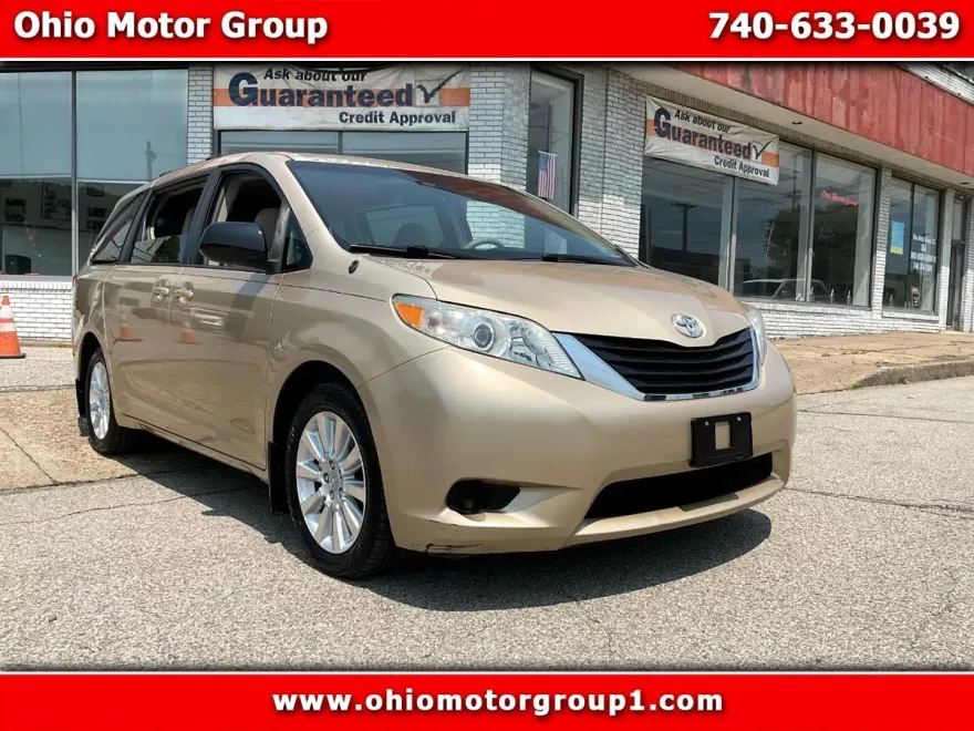 2011 Toyota Sienna LE photo 1