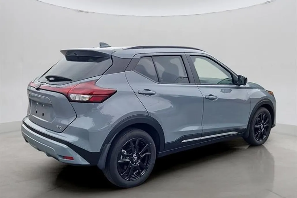 2022 Nissan Kicks SR photo 1
