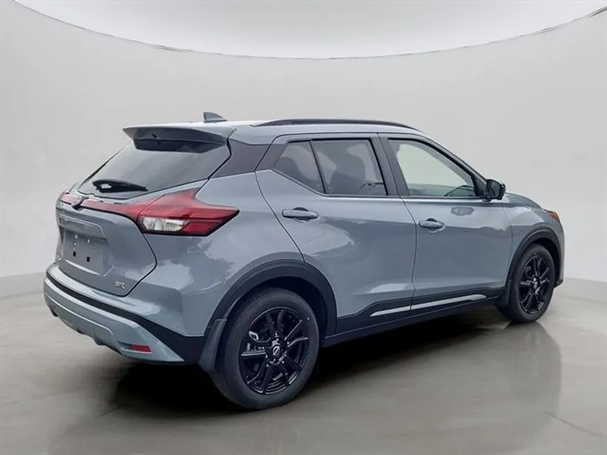 2022 Nissan Kicks SR photo 1