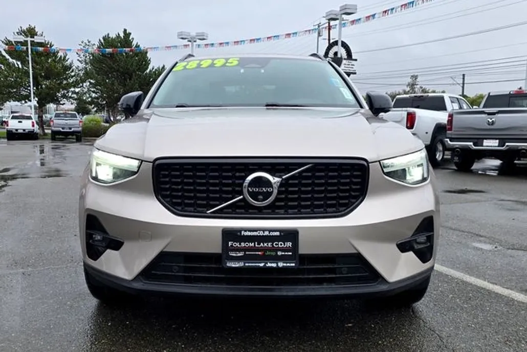 2023 Volvo XC40 Ultimate photo 1