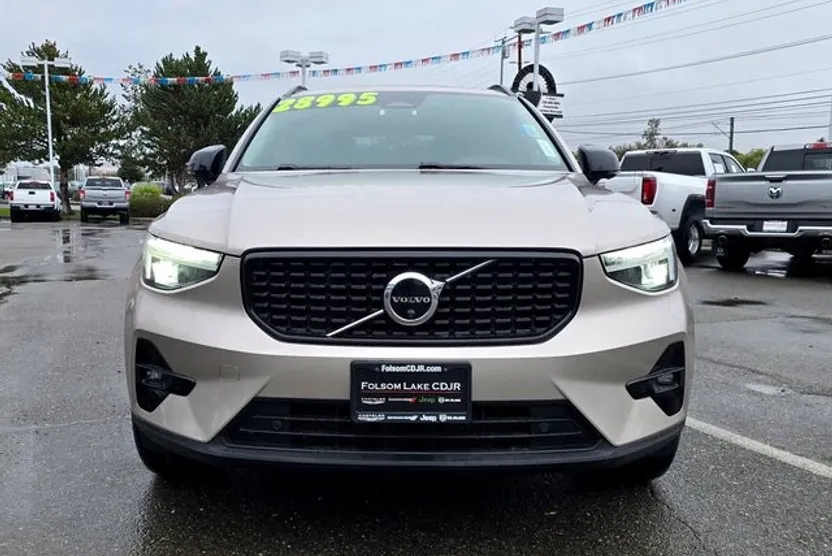 2023 Volvo XC40 Ultimate photo 1