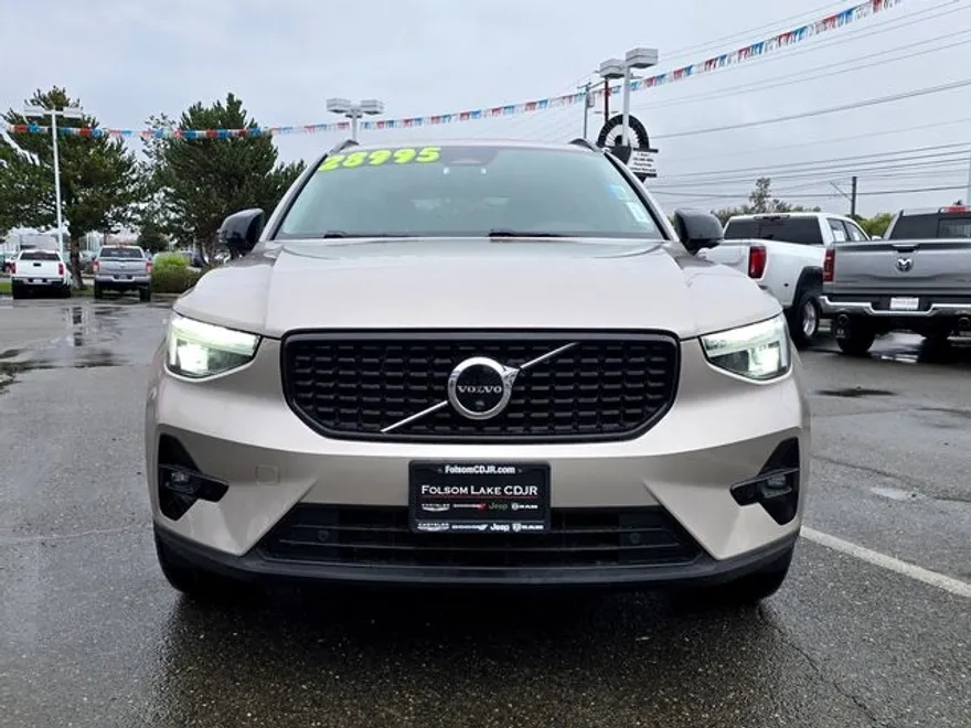 2023 Volvo XC40 Ultimate photo 1