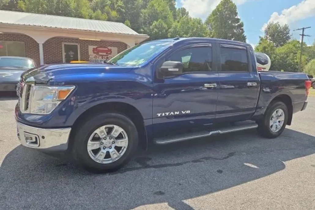 2018 Nissan Titan Crew Cab PRO-4X photo 1