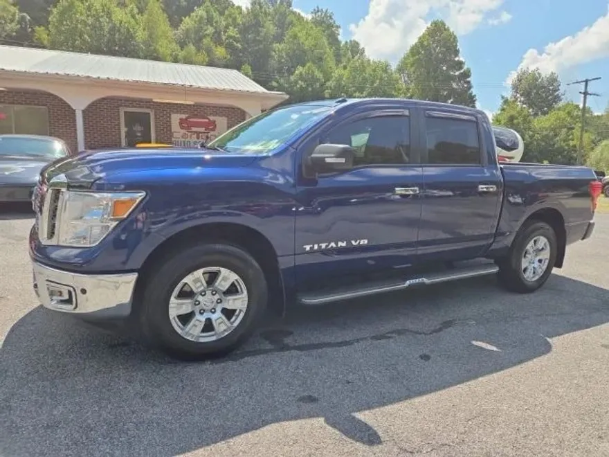 2018 Nissan Titan Crew Cab PRO-4X photo 1