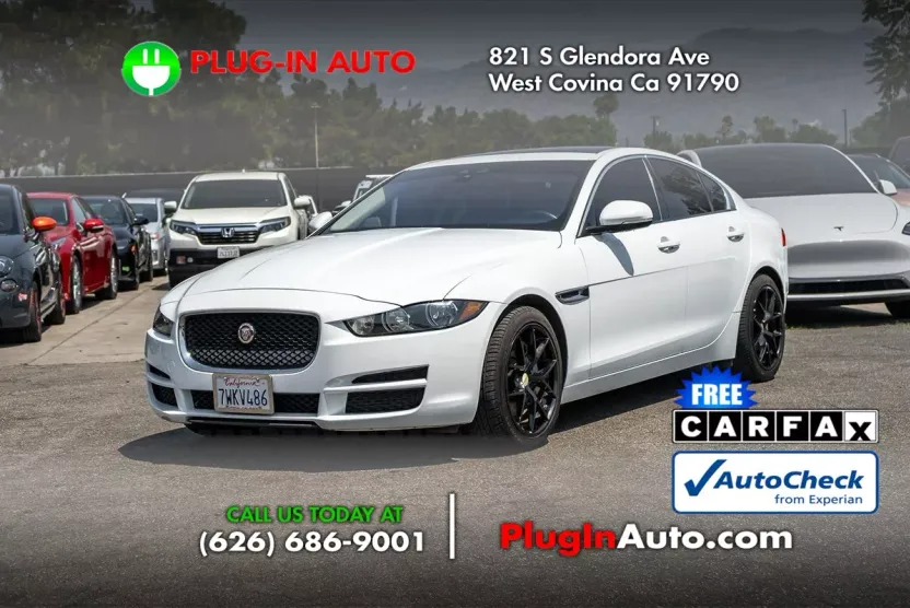 2017 Jaguar XE Premium photo 1