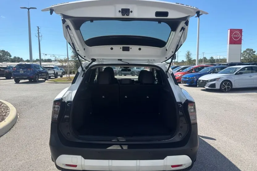2025 Nissan Kicks SR photo 1