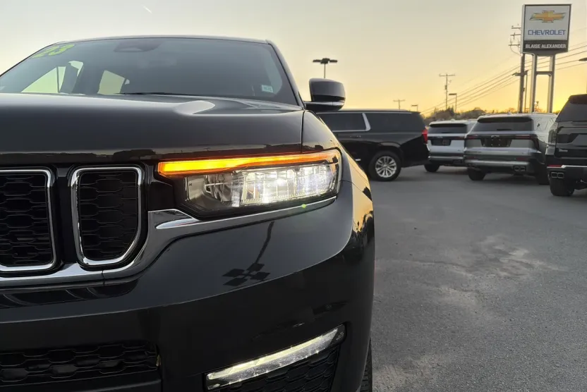 2023 Jeep Grand Cherokee Limited photo 1