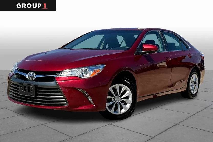 2017 Toyota Camry LE photo 1
