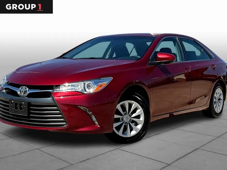 2017 Toyota Camry LE photo 1