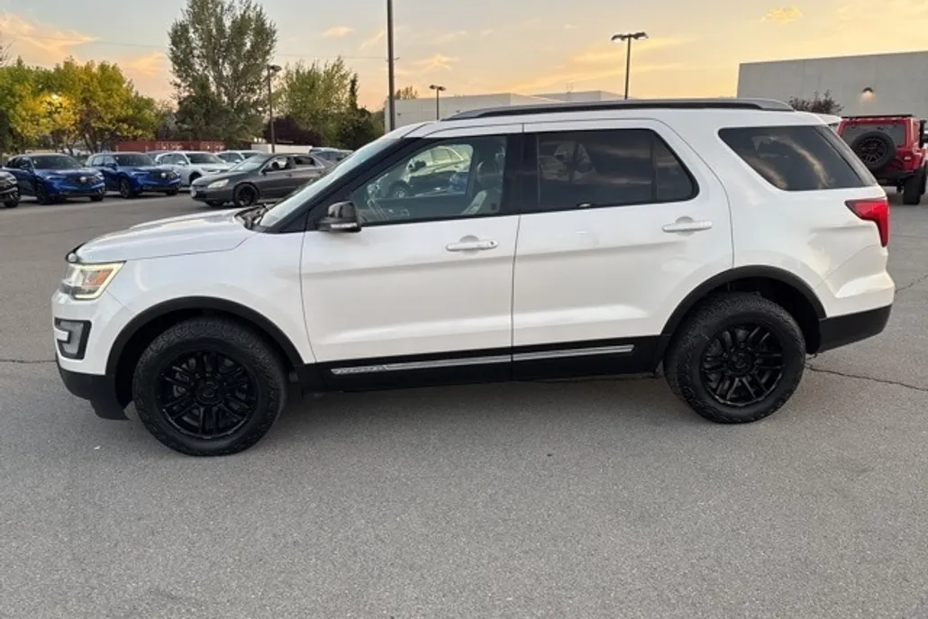 2017 Ford Explorer XLT photo 1