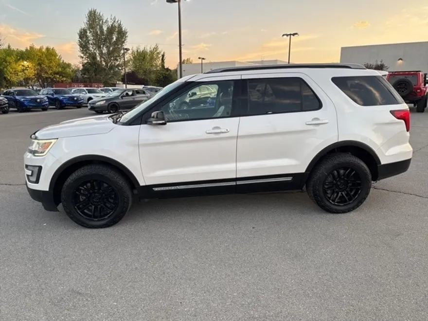 2017 Ford Explorer XLT photo 1