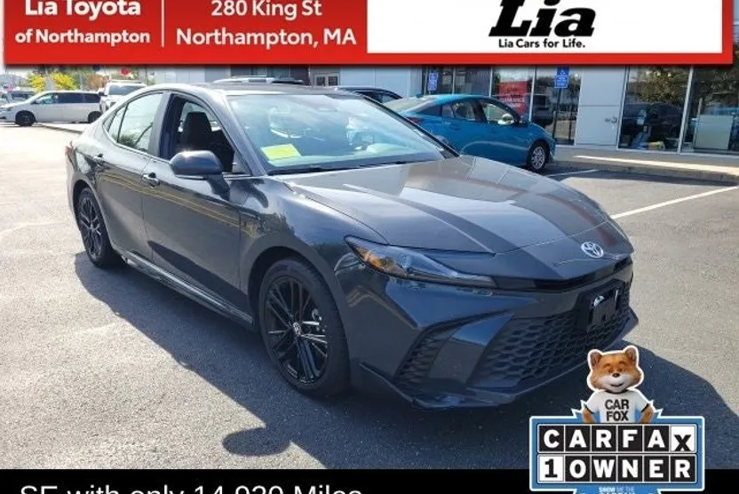 2025 Toyota Camry SE photo 1