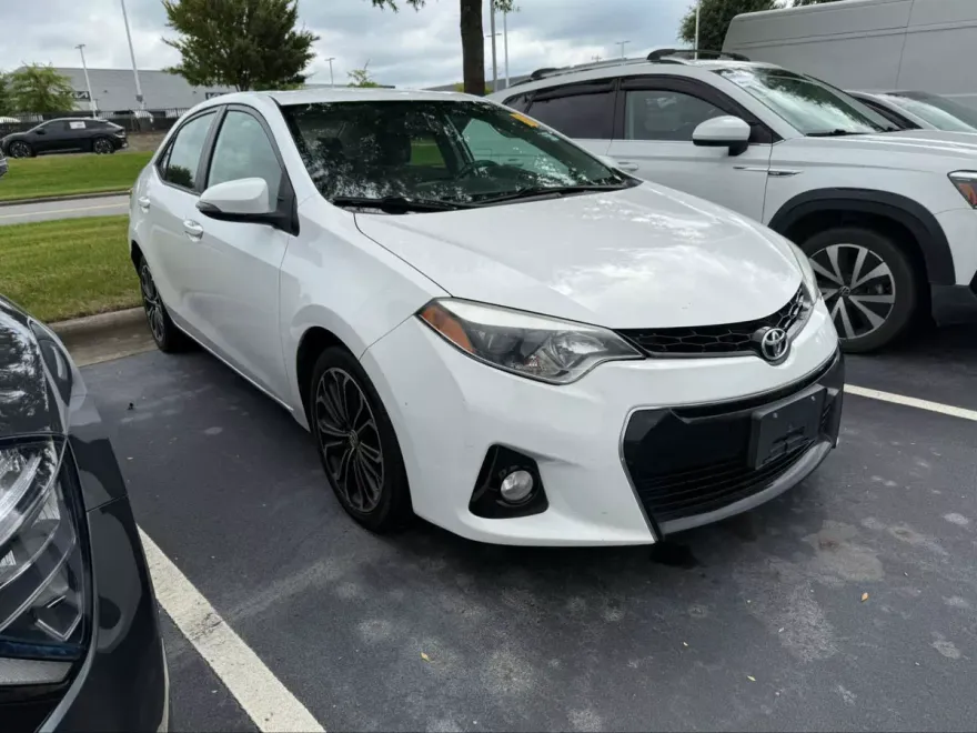 2015 Toyota Corolla Plus photo 1