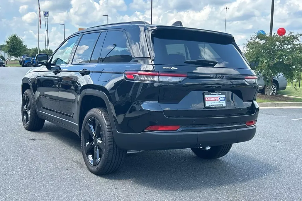 2025 Jeep Grand Cherokee Altitude photo 1