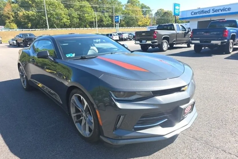 2017 Chevrolet Camaro 2LT photo 1