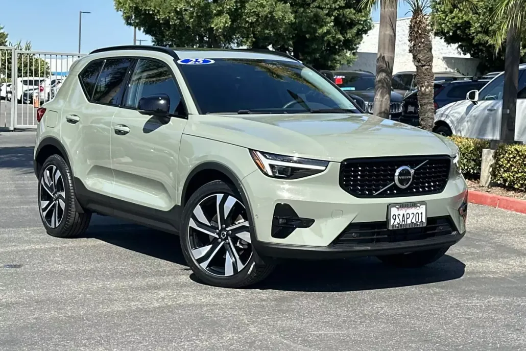 2025 Volvo XC40 AWD photo 1
