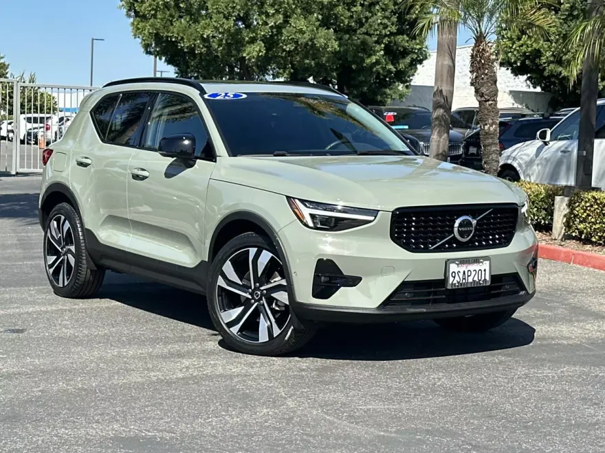 2025 Volvo XC40 AWD photo 1