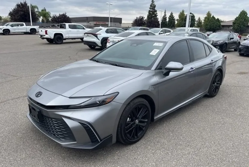 2025 Toyota Camry SE photo 1
