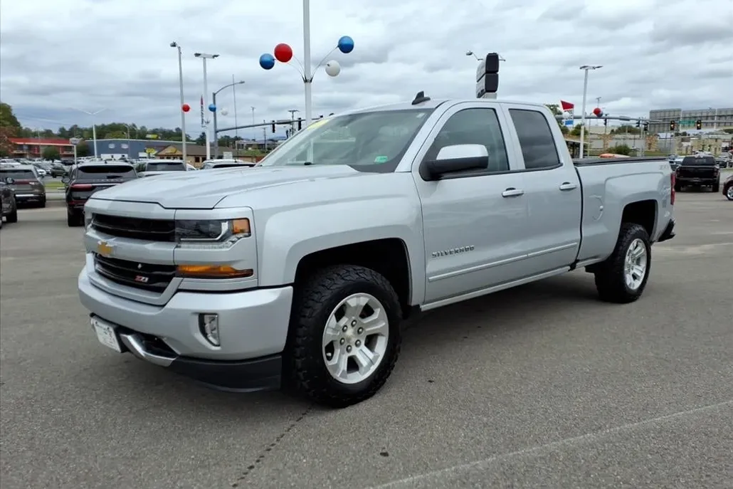 2017 Chevrolet Silverado 1500 LT2 photo 1
