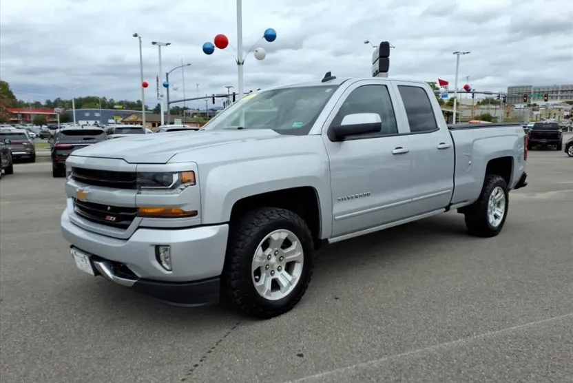 2017 Chevrolet Silverado 1500 LT2 photo 1