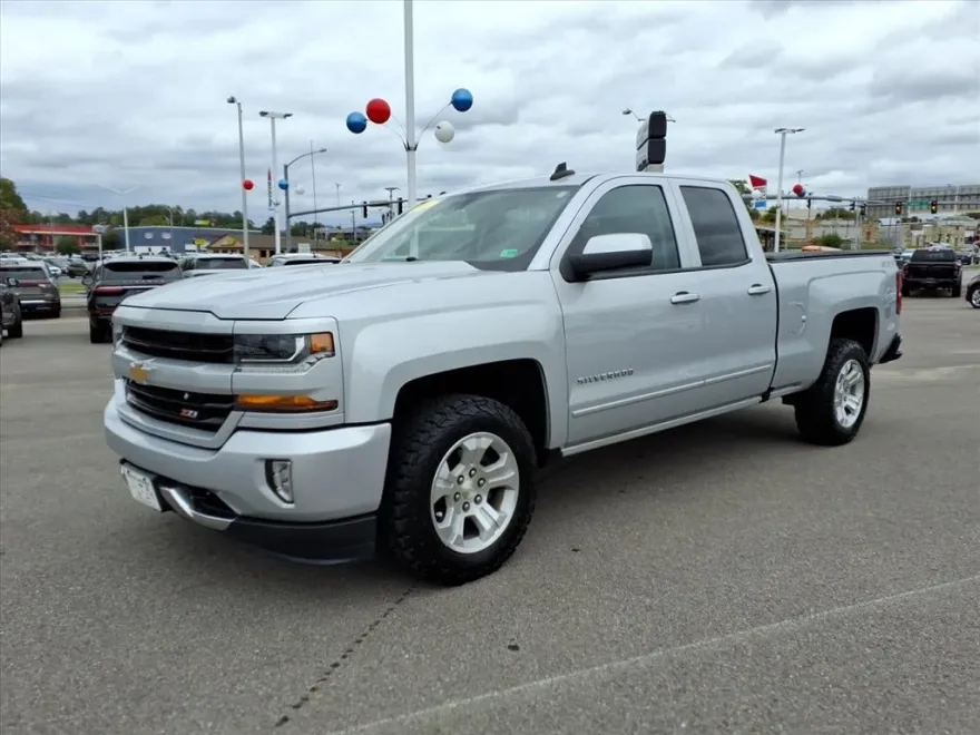 2017 Chevrolet Silverado 1500 LT2 photo 1