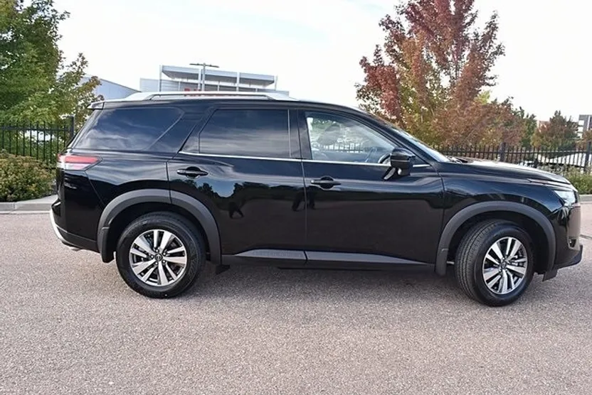 2025 Nissan Pathfinder SL photo 1