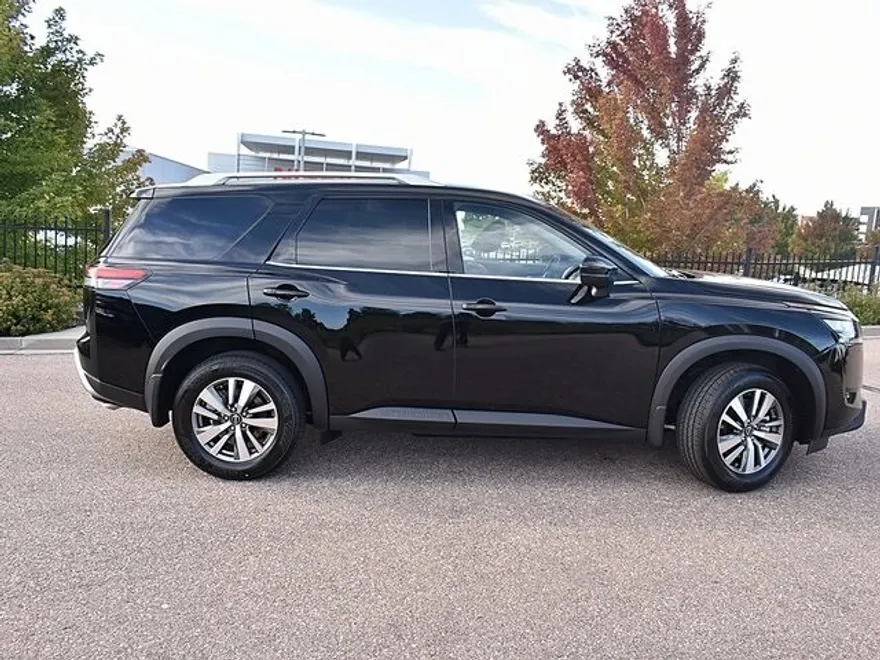 2025 Nissan Pathfinder SL photo 1