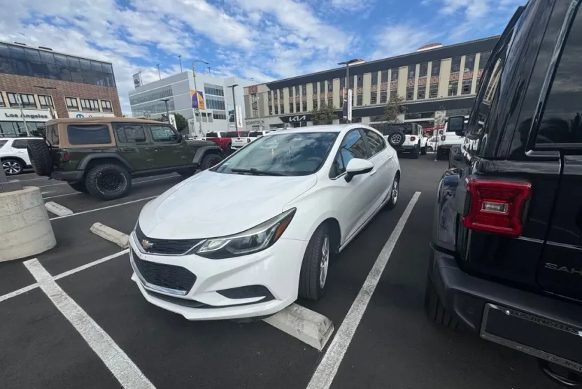 2017 Chevrolet Cruze LT photo 1