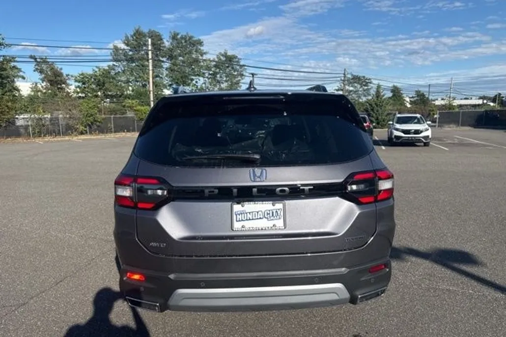 2025 Honda Pilot Touring photo 1
