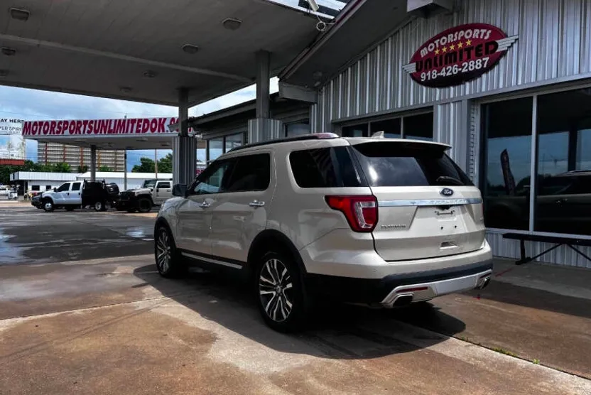 2017 Ford Explorer Platinum photo 1