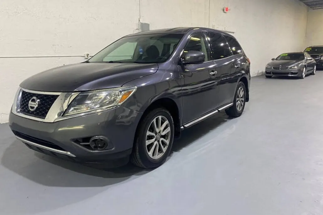 2014 Nissan Pathfinder SV photo 1