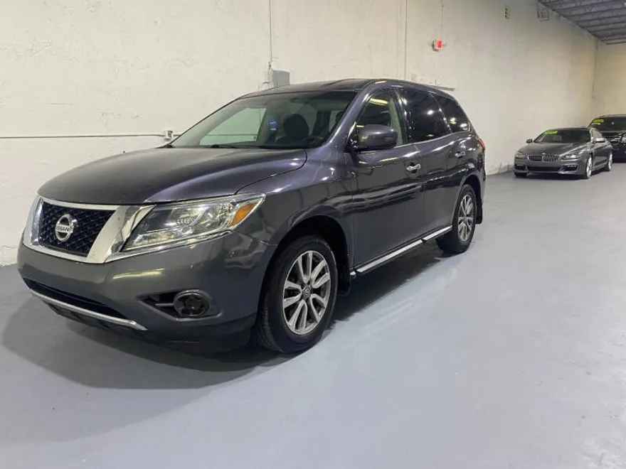 2014 Nissan Pathfinder SV photo 1