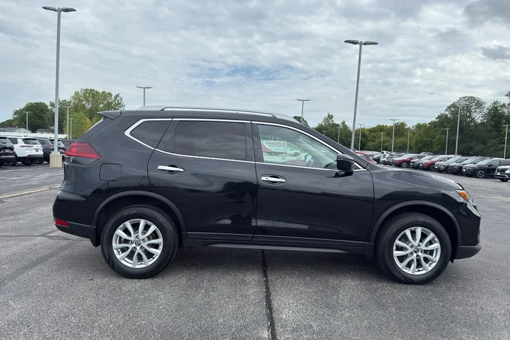 2018 Nissan Rogue AWD SV photo 1