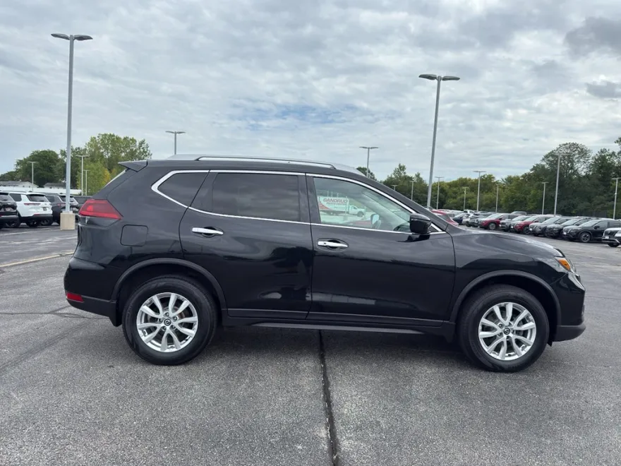 2018 Nissan Rogue AWD SV photo 1