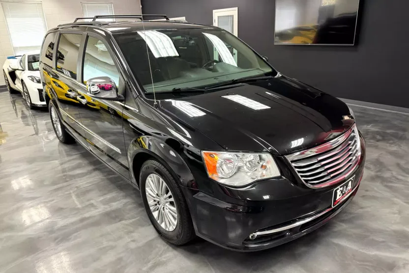 2016 Chrysler Town & Country photo 1