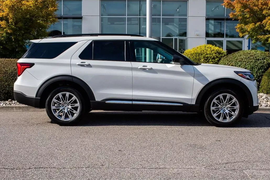 2025 Ford Explorer photo 1