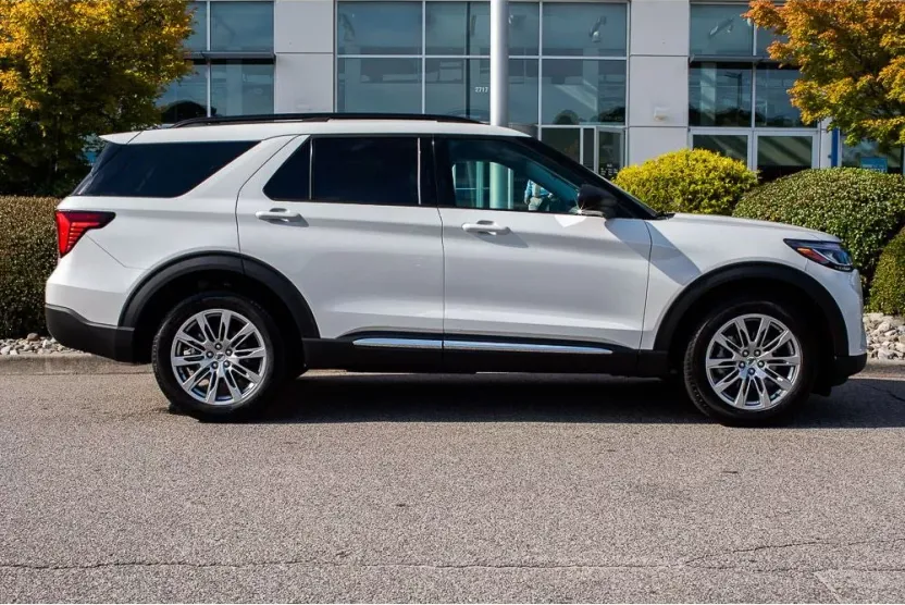 2025 Ford Explorer photo 1
