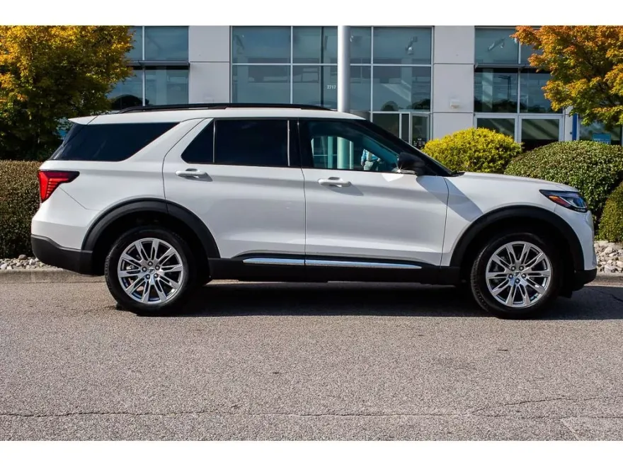 2025 Ford Explorer photo 1