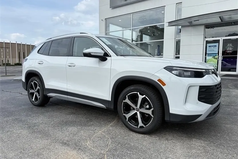 2025 Volkswagen Tiguan SE photo 1