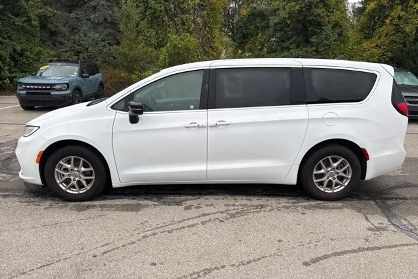 2024 Chrysler Pacifica Touring L photo 1