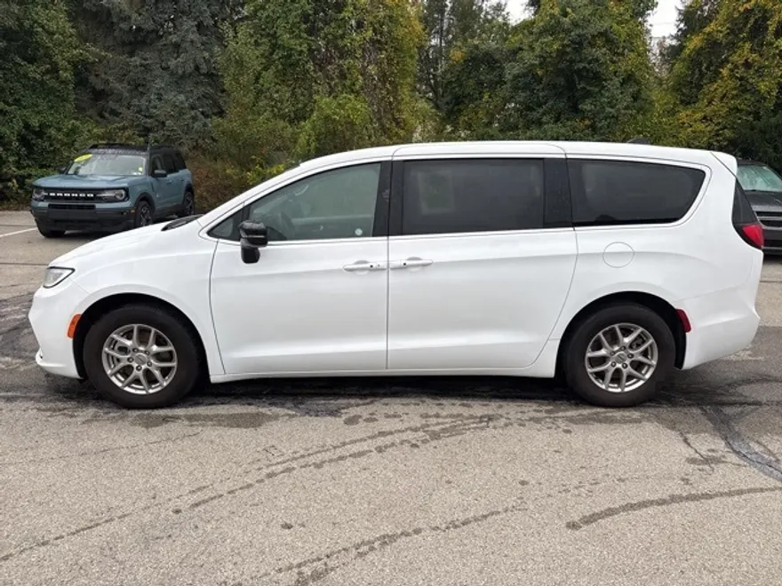2024 Chrysler Pacifica Touring L photo 1
