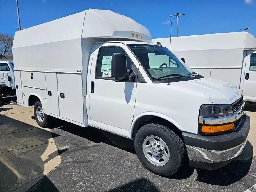 2024 Chevrolet Express Cutaway 3500 photo 2