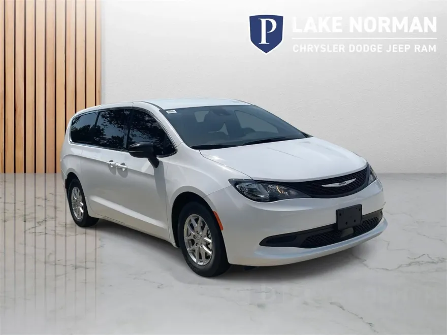 2025 Chrysler Voyager LX photo 1