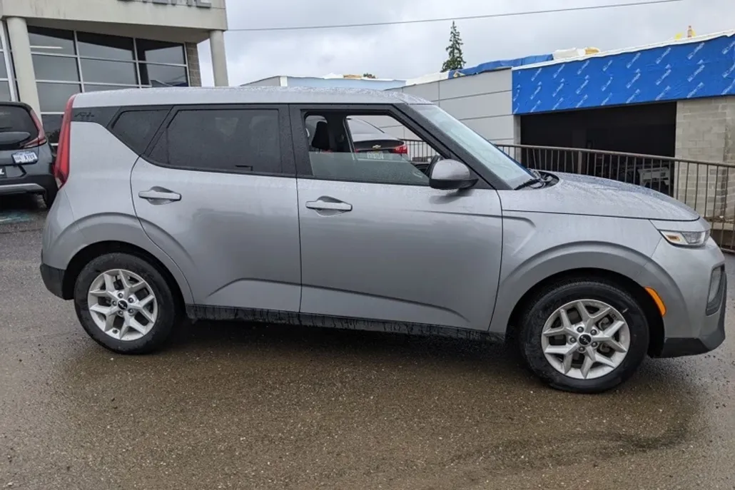 2022 Kia Soul LX photo 1