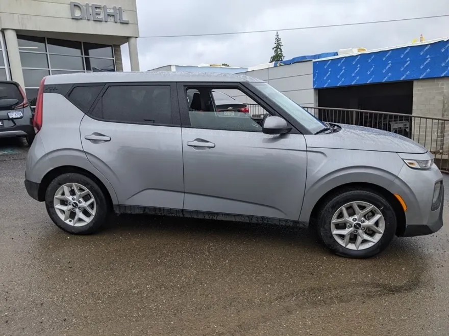 2022 Kia Soul LX photo 1